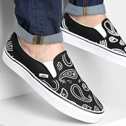 Meilleur prix ✨ Baskets Classic Slip-On A5JMHB0E Peace Paisley Black True White de Vans 🧨
