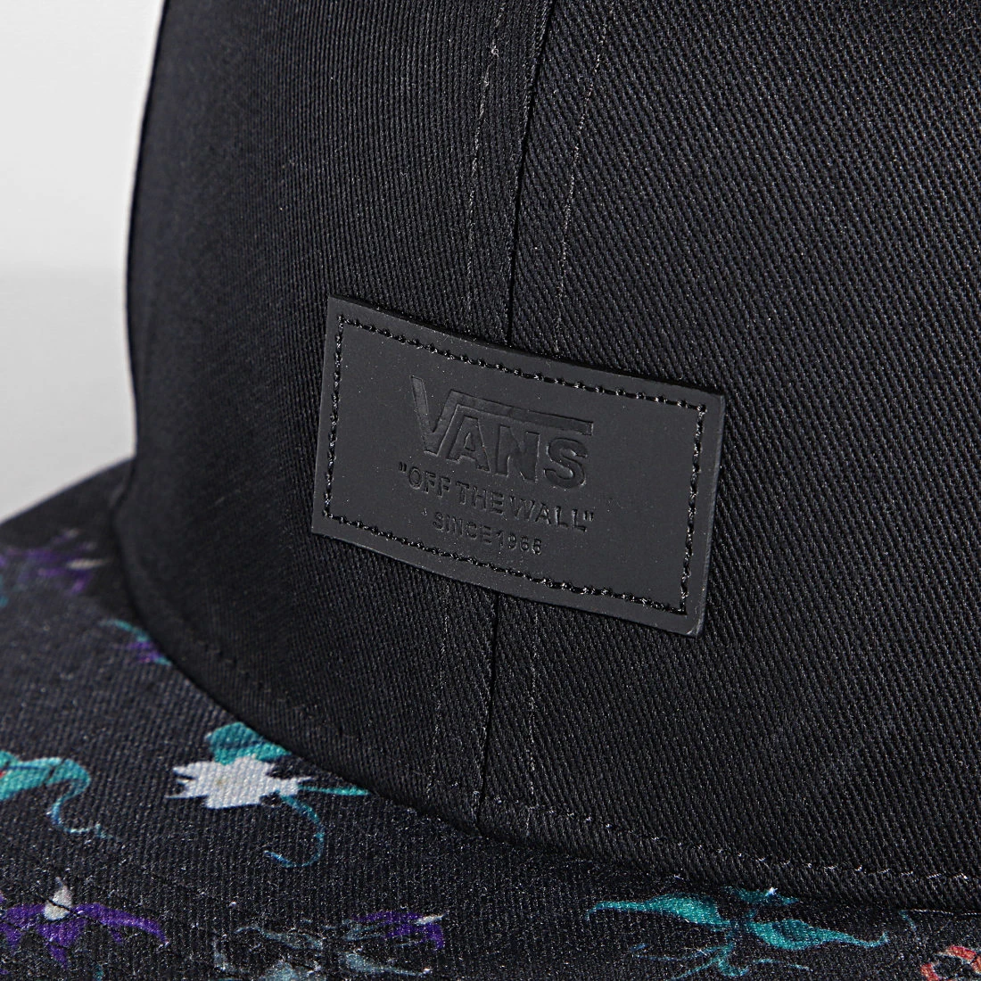 Remise ✔️ Casquette Snapback Allover Noir Floral de Vans 😀 2 Remise ✔️ Casquette Snapback Allover Noir Floral de Vans 😀 – Image 2